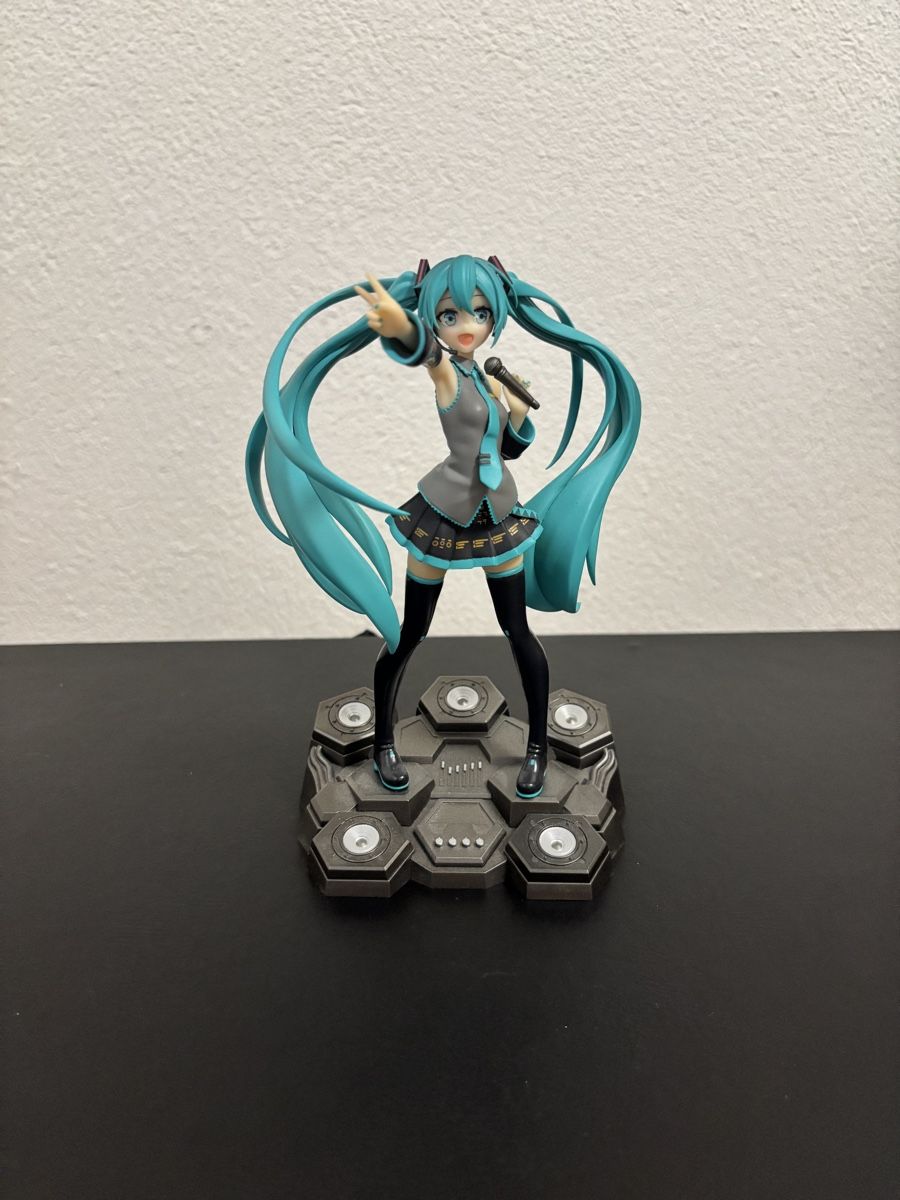 Figuren: Figur Hatsune Miku mit Sockel – Gebraucht aus Luzern von Armastra
