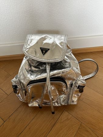 GUESS Rucksack „San Diego“ – Silber Metallic 
