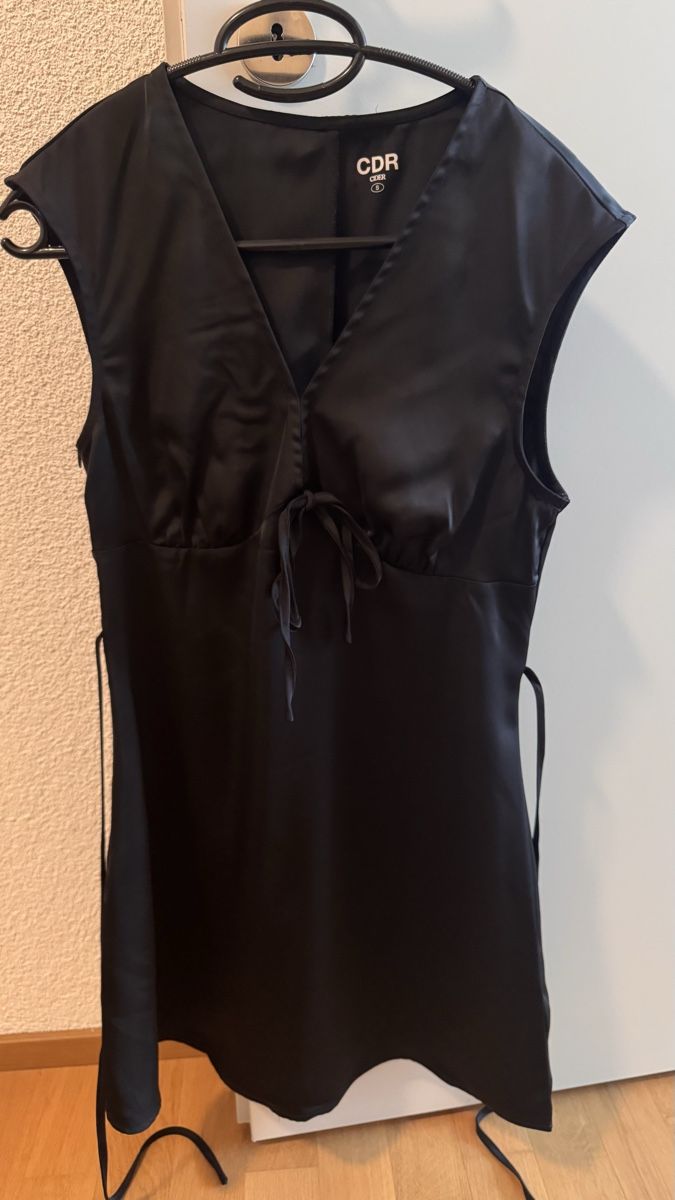 Robes: Schwarzes Kleid Grösse S – D'occasion à Rorschach par med_cg8c