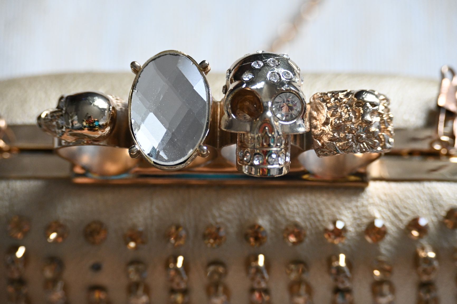 Taschen für Damen: Clutch mit Totenkopf-Ringen 💀✨ – Gebraucht aus Horw von kse_cmd6 2