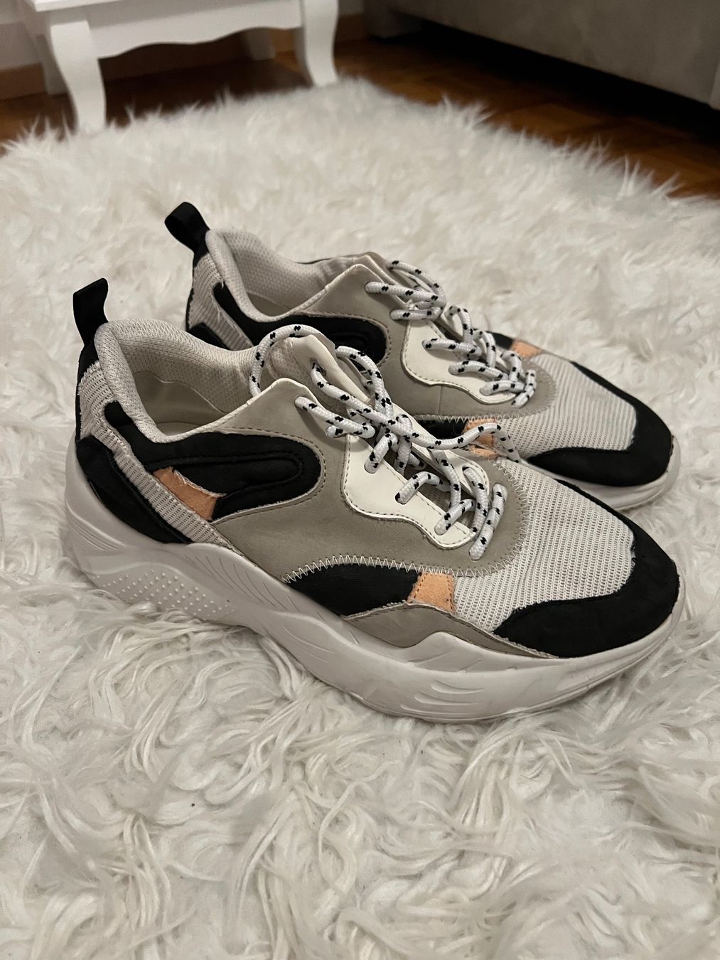 Scarpe da donna: Baskets tendance beige et noires, pointure 38 – Usato da Lausanne venduto da arm_7t8p 1