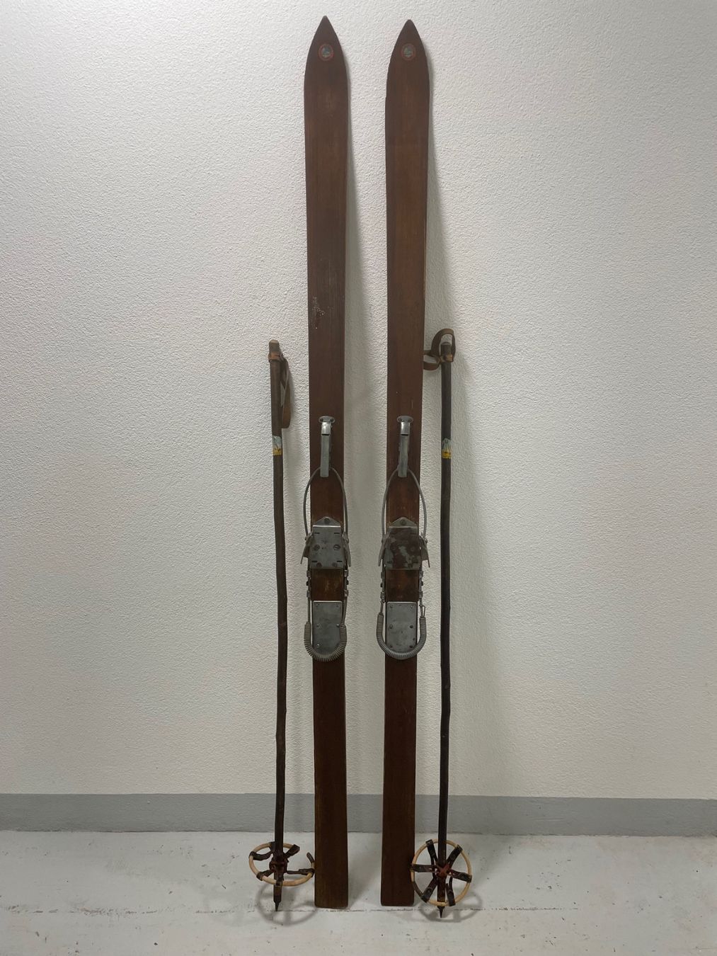 Skis: Ski (H), Holzski mit Stöcken – Gebraucht aus Menziken von fiat-500