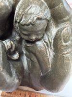Figur Skulptur Hände Kind Bronze Optik H16cm guter Zustand