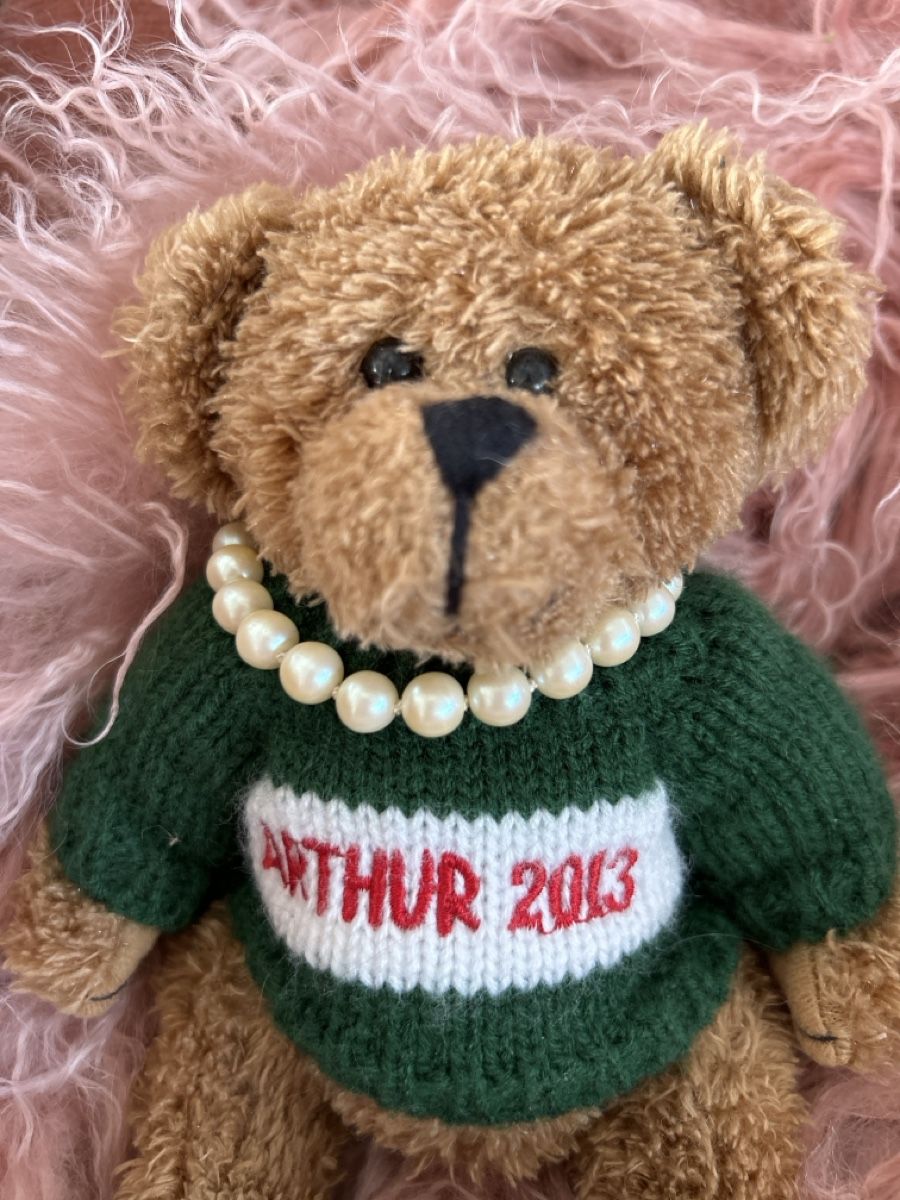 Spielzeuge: Teddybär Arthur 2013 mit Perlenkette und Pullover – Gebraucht aus Kirchdorf BE von Stella130 1