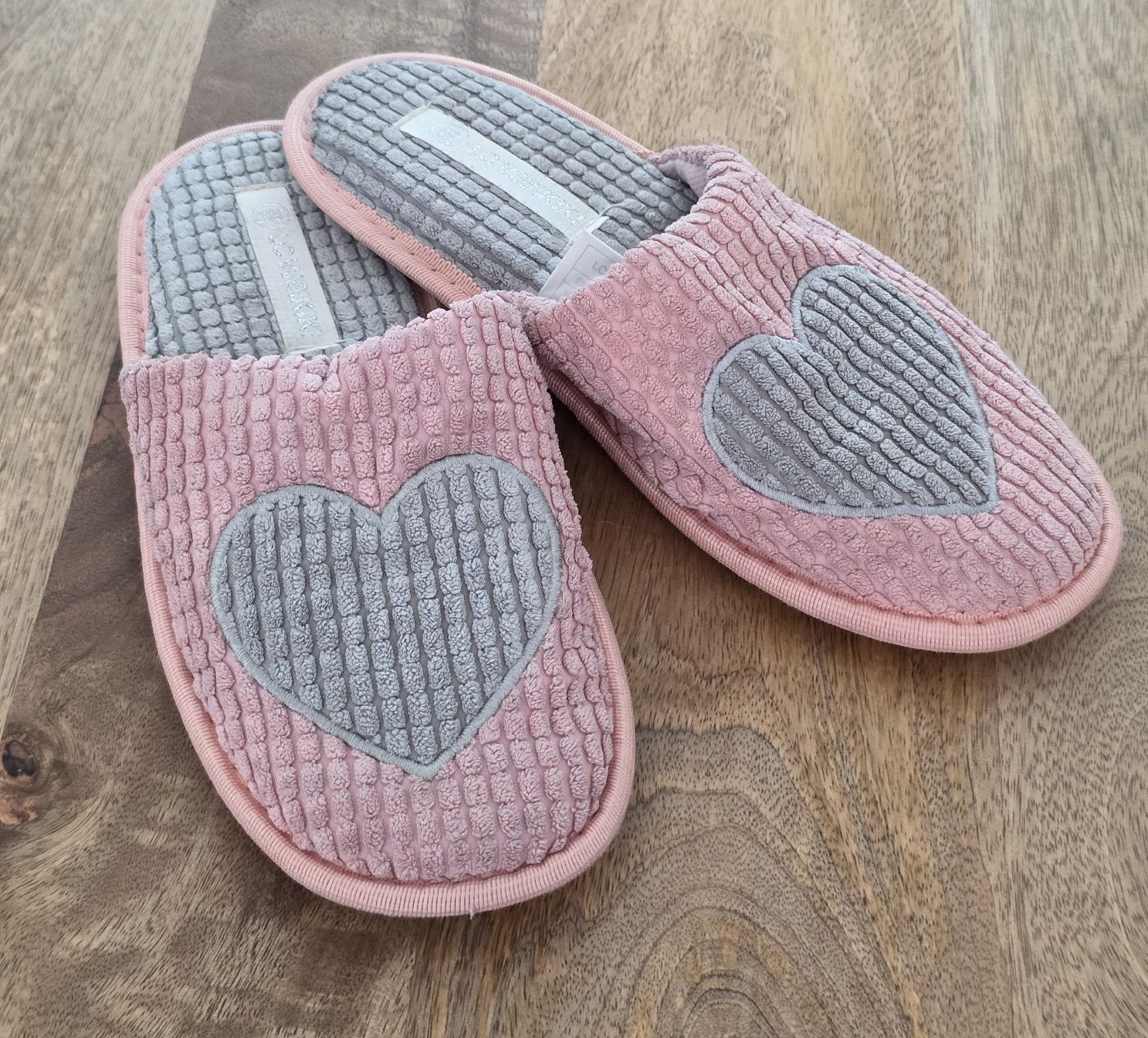 Damenschuhe: Hausschuhe rosa Herz Grösse 36/37 – Gebraucht aus Rheinsulz von Gilea 1