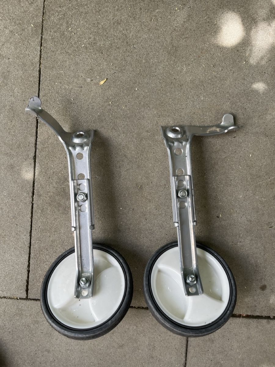 Sonstiges zum Lager & Transport: Paire de roulettes pour vélo enfant - Idéal pour l'été! 🚴 – Gebraucht aus Zürich von Asmir70