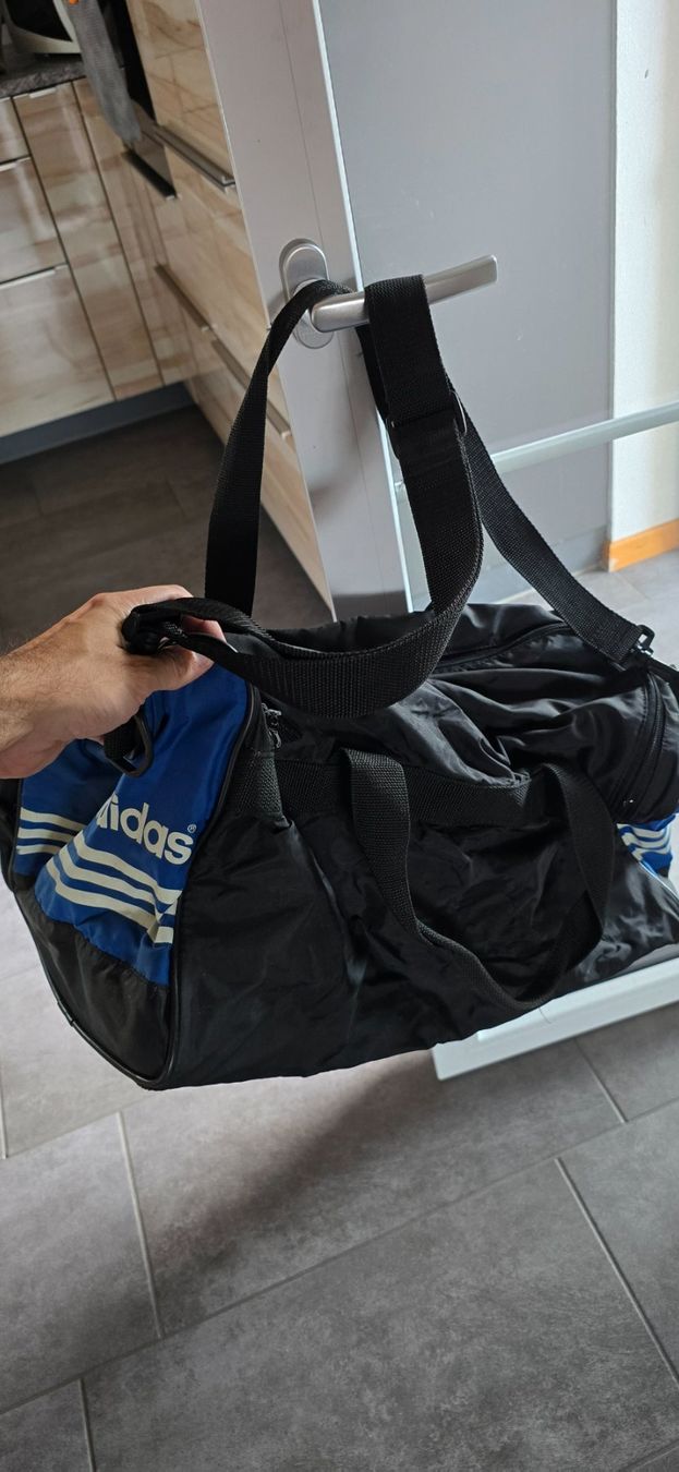 Adidas Taschen: Adidas Sporttasche – Gebraucht aus Adlikon b. Andelfingen von SkodaFabia92 2