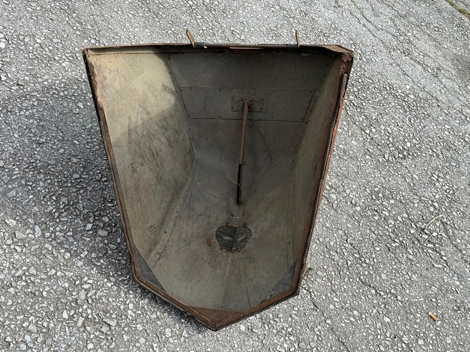 Renault Alle Autoersatzteile: Ancien capot de Renault NN 1923-24 – Gebraucht aus Sierre von OCNL 5