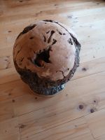 Holzkugel aus "Rot-Weide"auf einem Sockel.