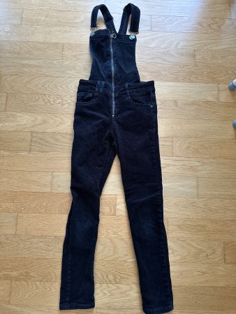 Schwarze Cord Latzhose, Gr. 134, Top Zustand! Neupreis 55Fr.