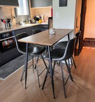 Table haute avec 4 chaises-hautes