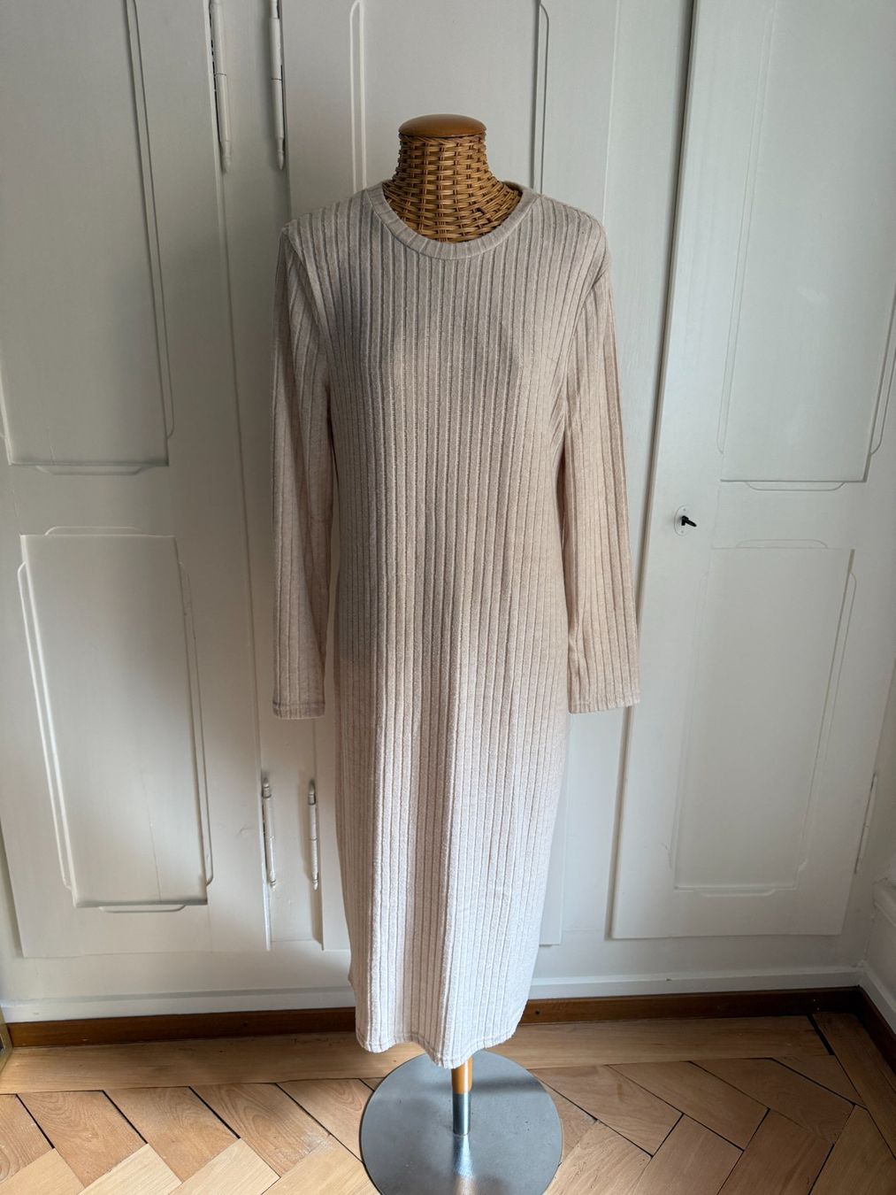 Kleider: Schlauchkleid beige weich L – Gebraucht aus Zürich von Diazaio