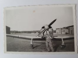 Altes Foto Pilot mit Flugzeug guter Zustand RA