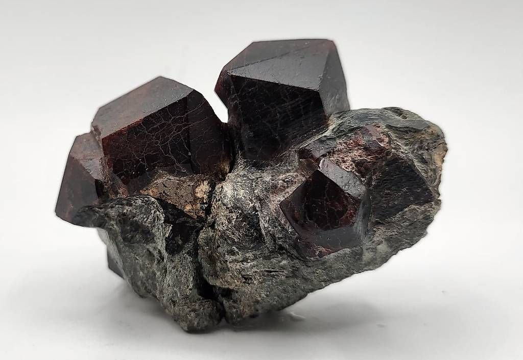 Minéraux & Lithothérapie: Granato  color bordeaux  su matrice – D'occasion à Sessa par mau_lm9q