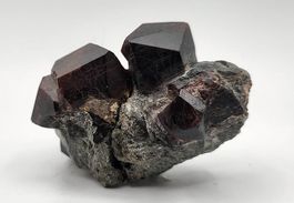 Granato  color bordeaux  su matrice