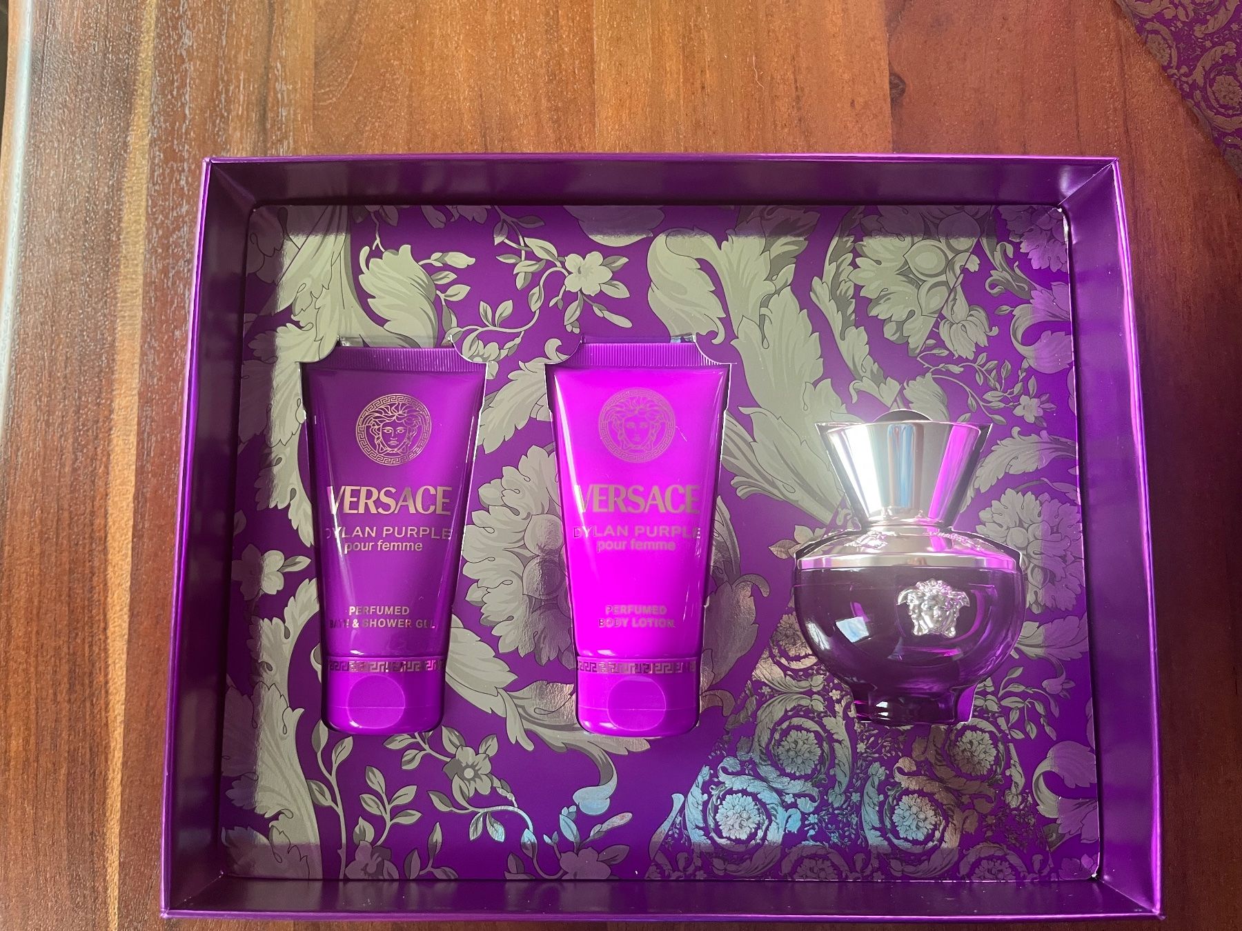 Versace Parfum & Eau de Toilette: Versace Dylan purple gift box new – Neu und originalverpackt aus Bôle von lau_wc66 1