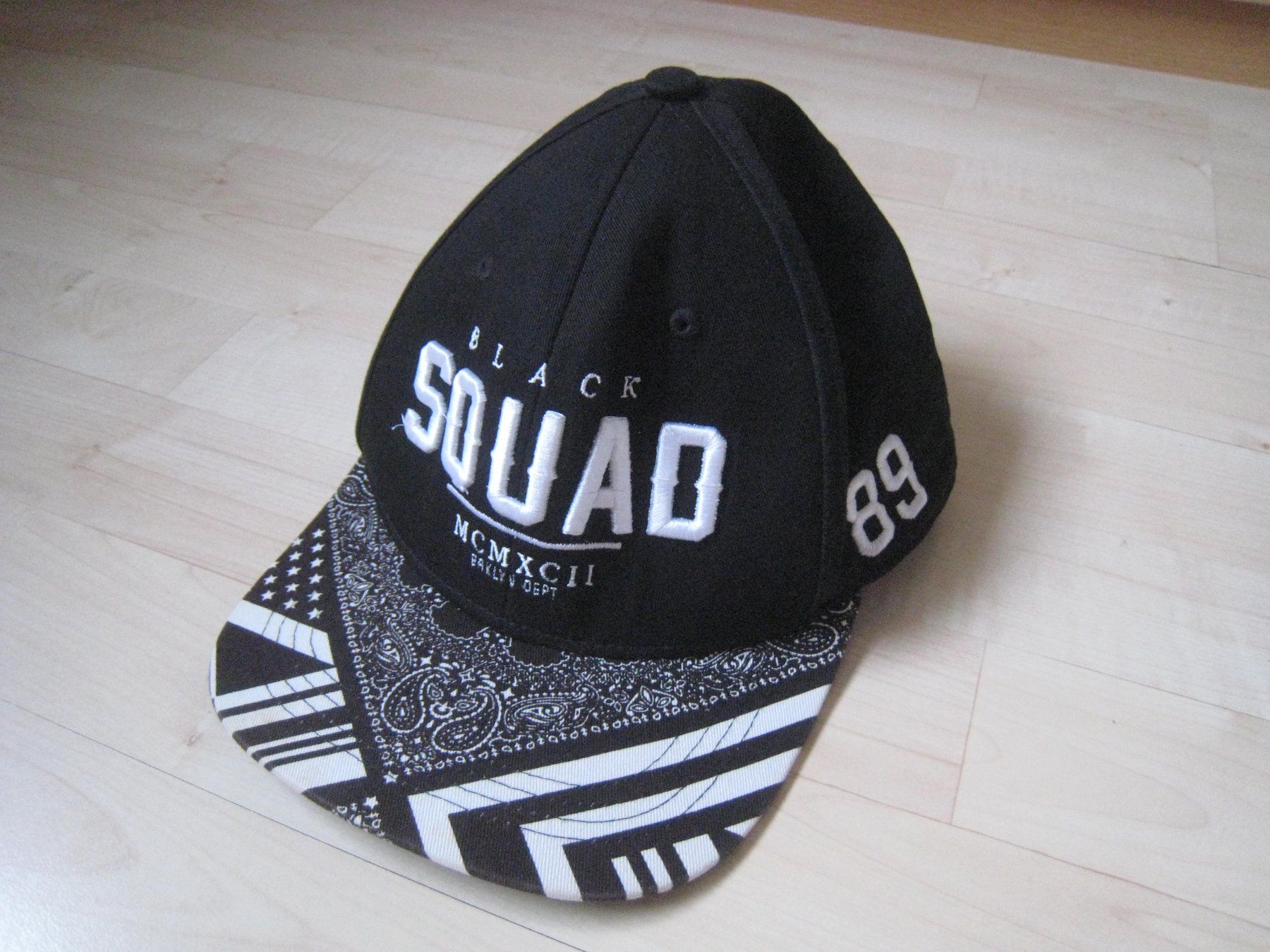Copricapi, berretti & cappellini: schwarze BLACK SQUAD 89 CAP Mütze  Kappe – Usato da Dättlikon venduto da Mamakuga