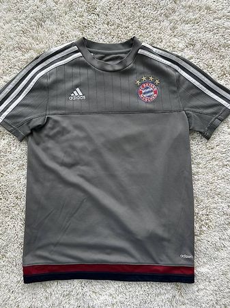 Fussball-Trikots, Bayern München und Real Madrid, Grösse 152