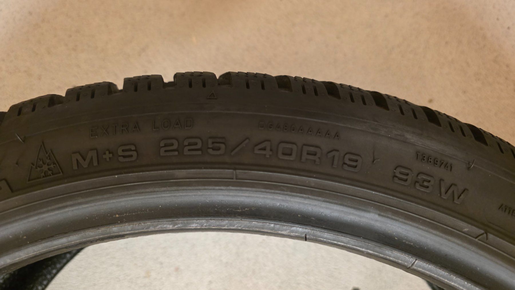 Autres écriture & dessin: 255/40 R19 Dunlop Winterpneu – D'occasion à Watt par tim_hrh6 3