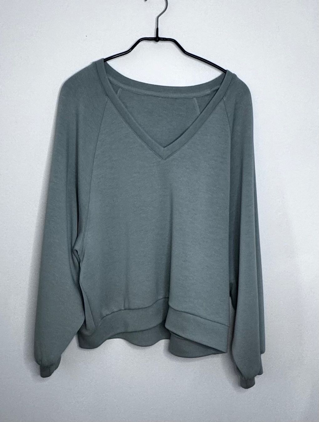 Maglioni & Felpe: Sweatshirt mit V-Ausschnitt – Nuovo (secondo la descrizione) da Mörschwil venduto da Mirka019 1