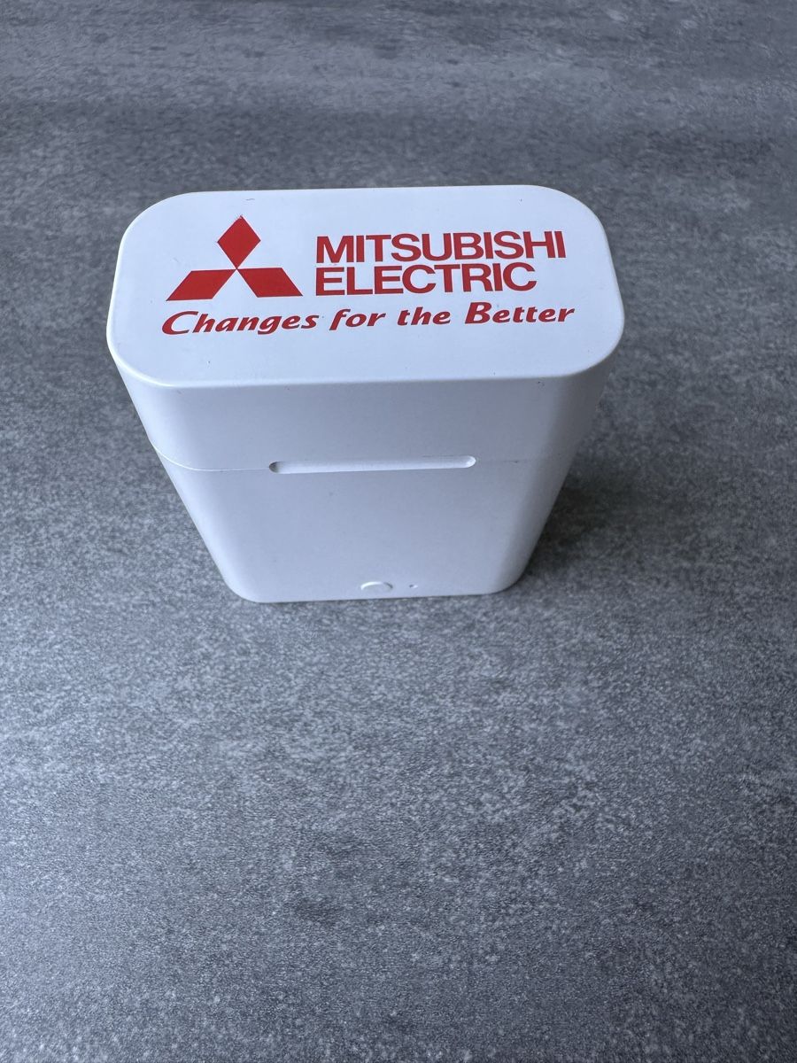 Cuffie: Écouteurs Mitsubishi blancs avec boîtier de charge – Usato da Le Lignon venduto da fab_w9jj 3