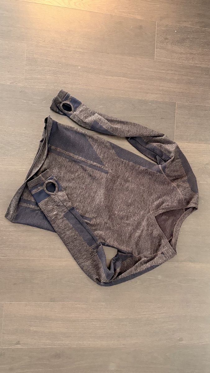 Top: LNDR Active Wear Jacket  – Usato da Herrliberg venduto da MckVe 1