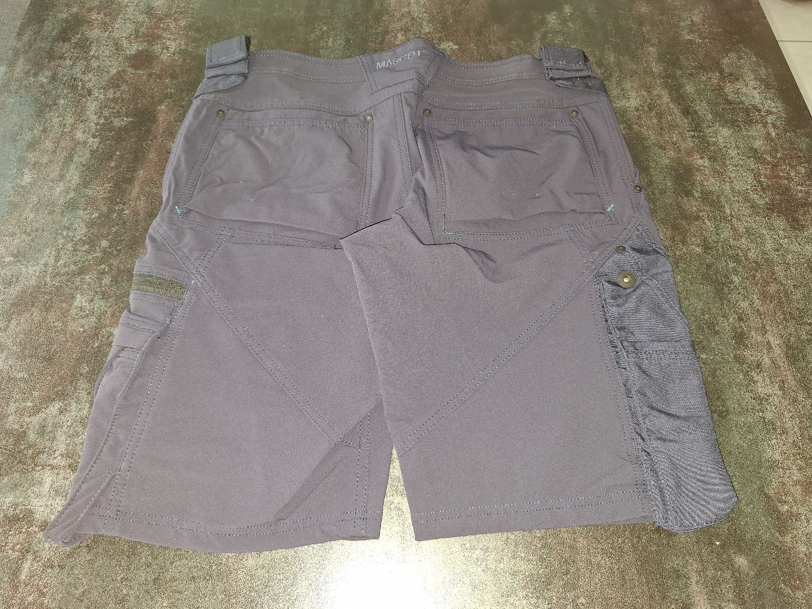 Pantaloni: Mascot Arbeitsshorts dunkelblau Grösse 46 neu – Usato da Siebnen venduto da Knipser5 1