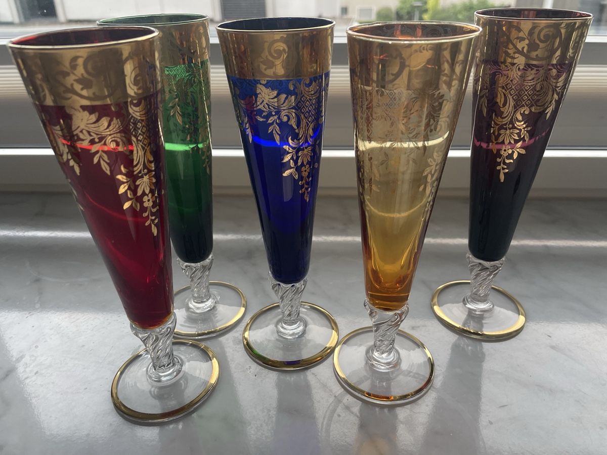 Bicchieri: 5 edle Champagnergläser mit Goldrand und Muster, bunt – Usato da Gockhausen venduto da AnneT07 2