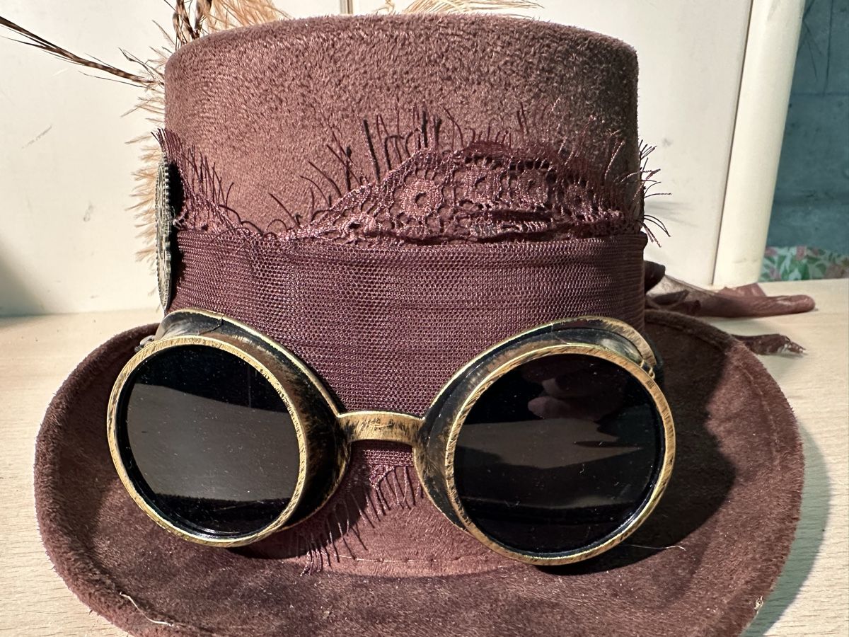 Copricapi, berretti & cappellini: Chapeau Steampunk avec lunettes et plumes – Usato da Lausanne venduto da artnouveau04 4