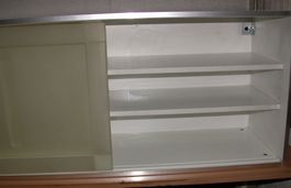 Hängeschrank weiss mit Schiebetürli