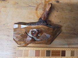 Dekoratives Gesicht im Holzstück geschnitzt, hübsch!
