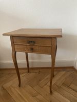 Älteres Beistelltischchen aus Holz