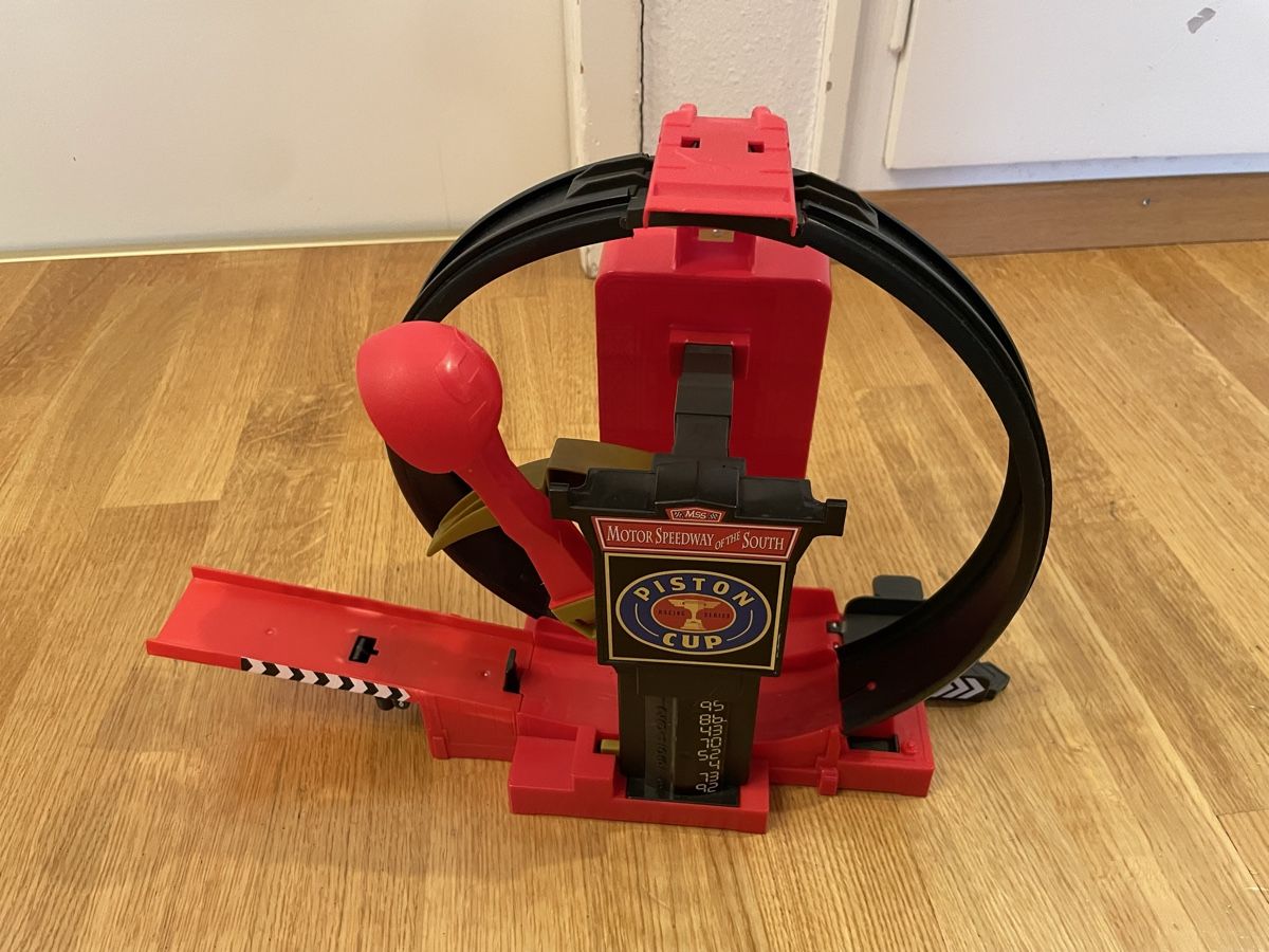 Rennbahnen: Mattel Disney Pixar Bahn Piston Cup Looping Rennbahn McQueen – Gebraucht aus Oberwangen b. Bern von Ssimon2