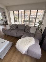 Grosses und sehr komfortables Sofa in modernem grau