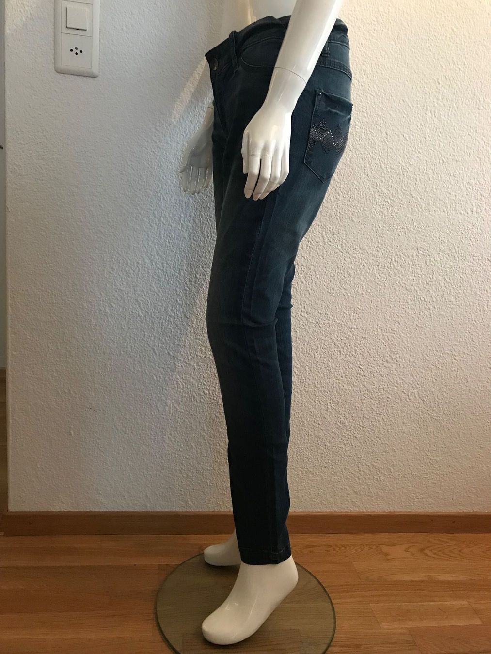 Pantaloni: Dünne Jeanshose Neu Gr 34 – Nuovo e nell'imballaggio originale da Wettingen venduto da Goldstein_AG 1