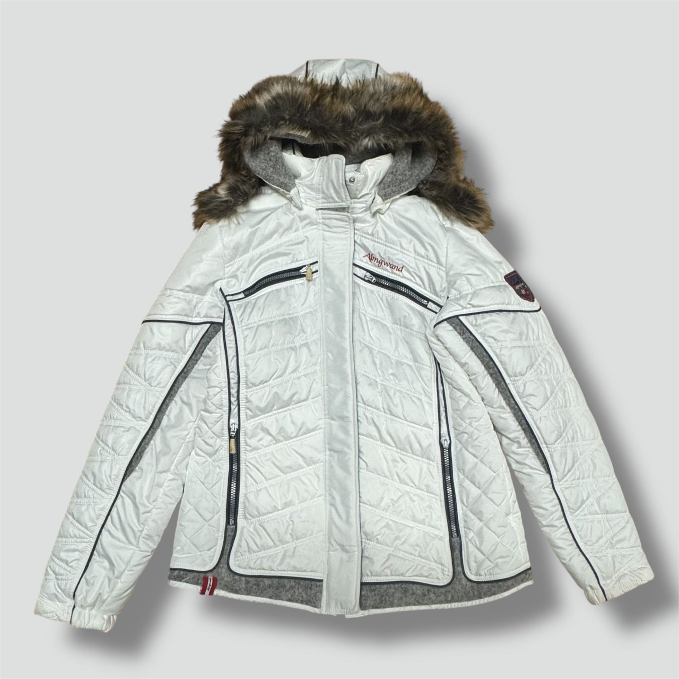 Almgwand Giacche: Almgwand white functional winter jacket warm vintage y2k – Usato da St. Gallen venduto da sourced_limited