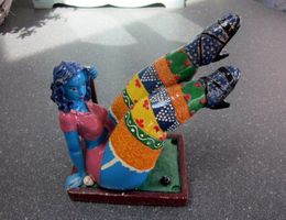 Skulptur "Fatty Girl" Playing Billard