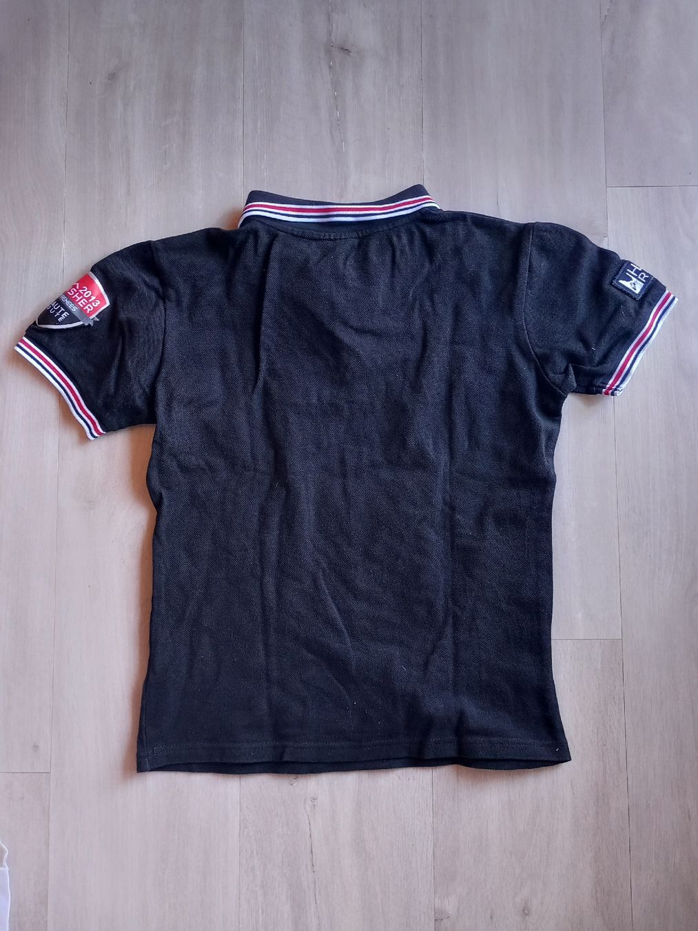 Polo-Shirts: Polo noir Lemarq Pyrenees Barcelone 2015 – Gebraucht aus Faoug von per_kp6r 1