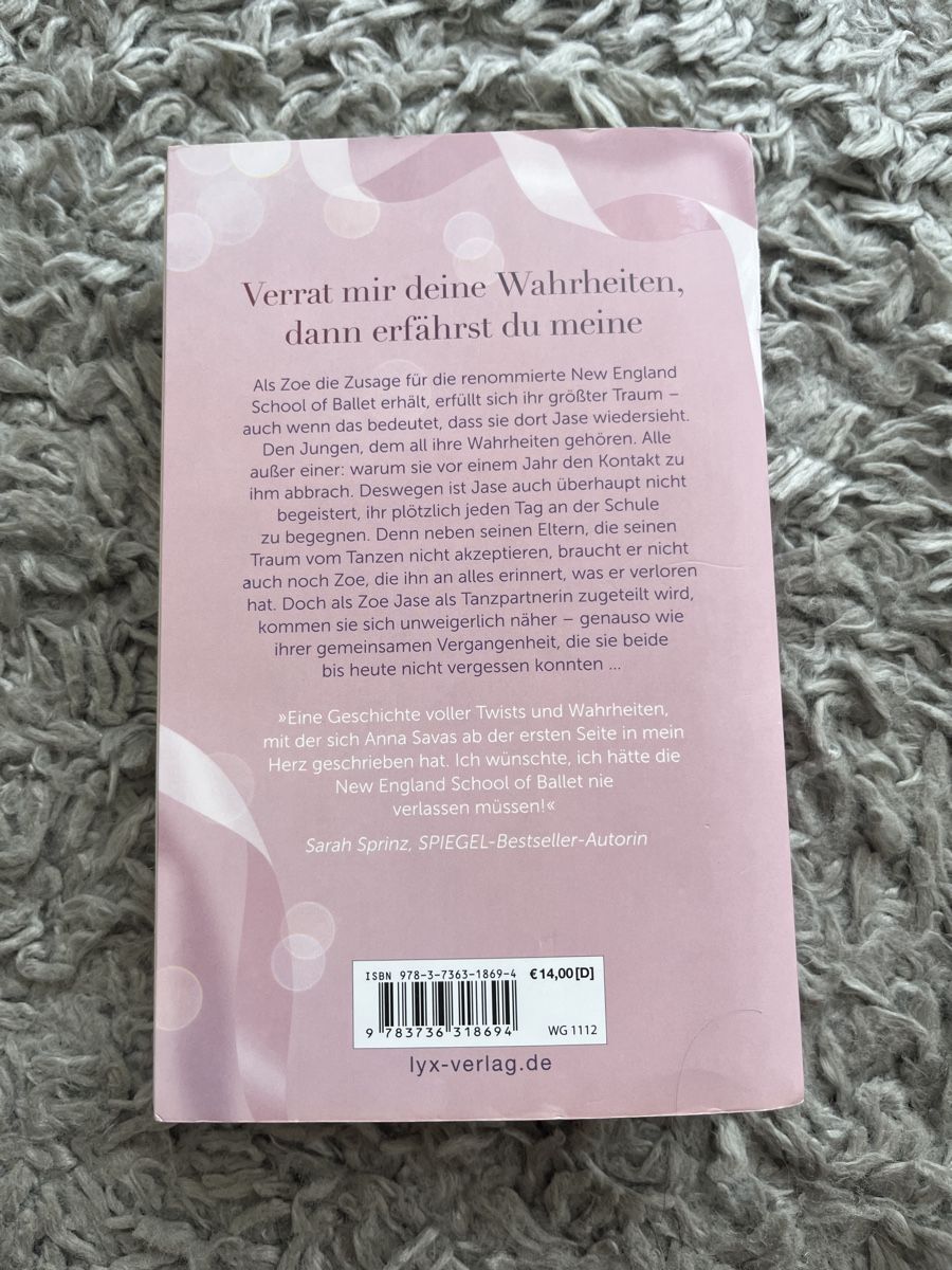 Bücher: Roman "hold me" Anna Savas – Gebraucht aus Kaltenbach von happysunshineee 1