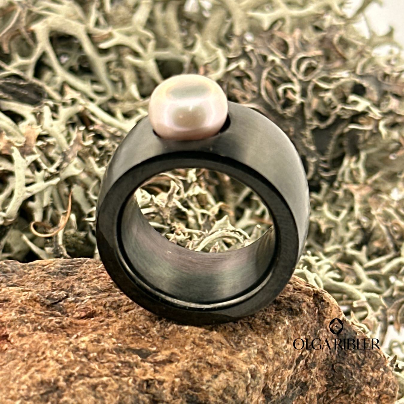 Olga Ribler Anelli: Edelstahlring mit Perle, Gr. 56 – Nuovo (secondo la descrizione) da Luzern venduto da MonikaS03 4