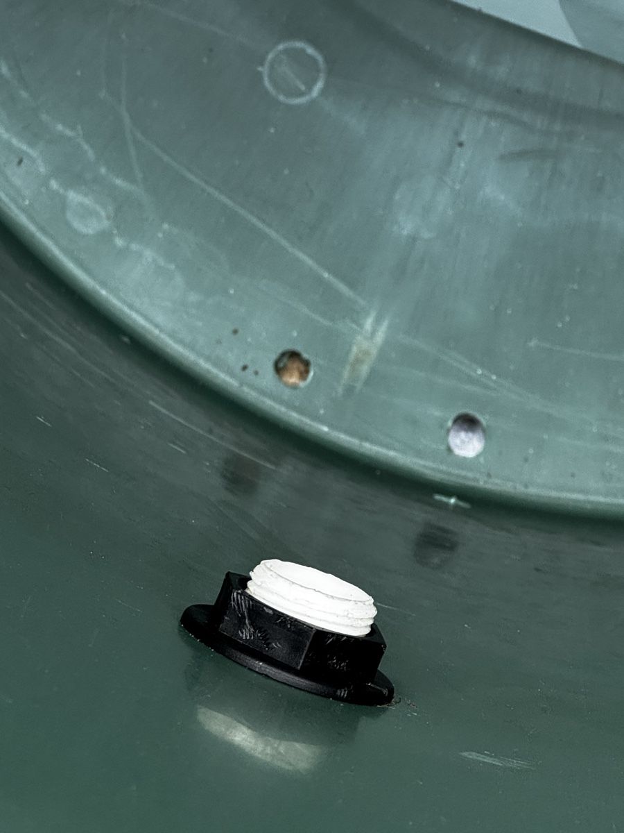Bewässern & Giessen: Regentonne grün mit Hahn hatt loch – Gebraucht aus Riken AG von Herakles.18 1
