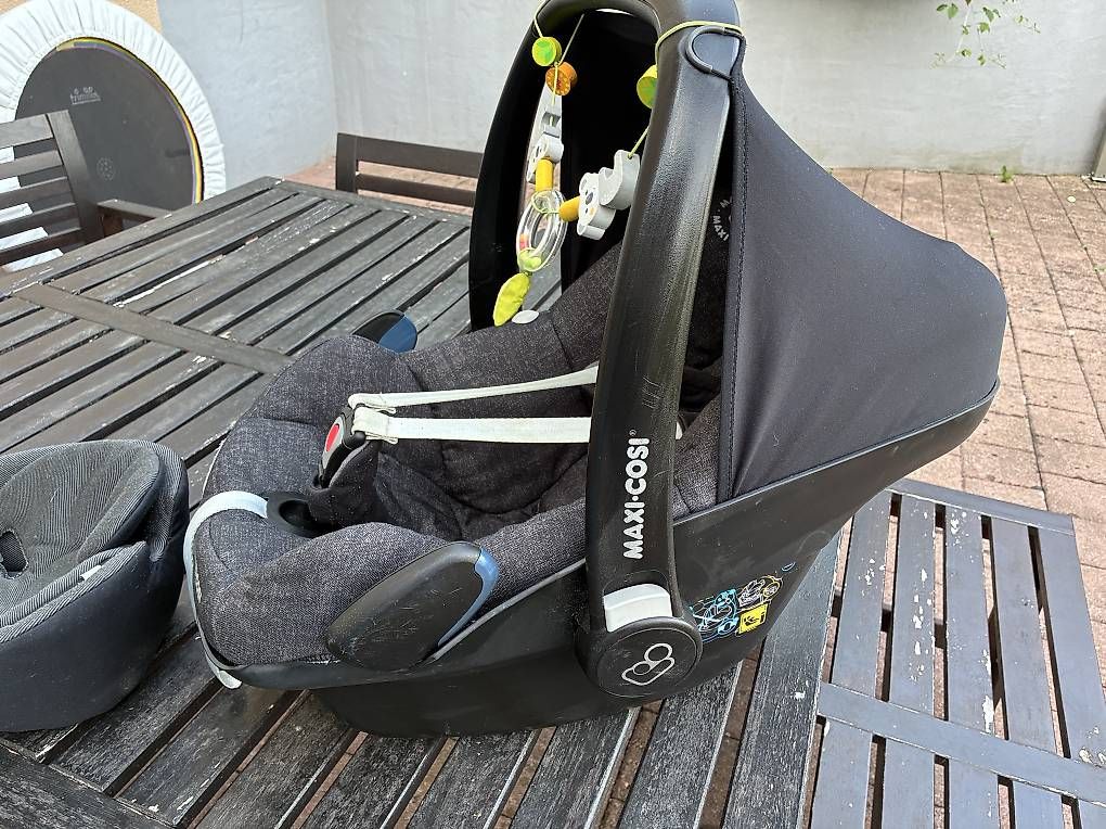 Maxi-Cosi Seggiolini per auto: Maxicosi inkl. Babyeinsatz – Usato da Adlikon venduto da kathrinemma 1