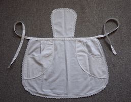 Antike Schürze weiss mit Spitze und Taschen