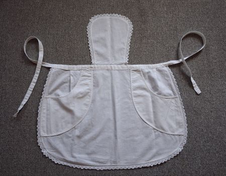 Antike Kinderschürze weiss mit Spitze und Taschen
