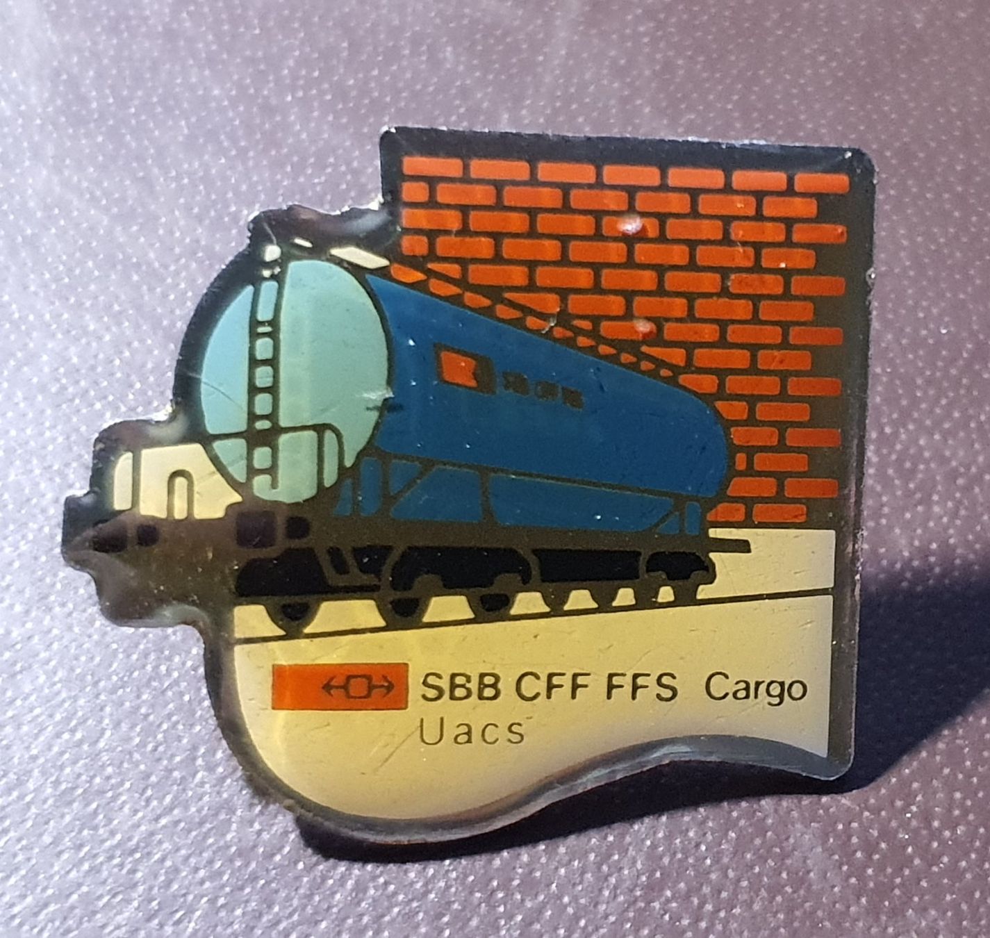 SBB/CFF/FFS Placchette & Badge: K098 - Pin SBB CFF FFS Cargo Uacs – Usato da Reinach BL venduto da Boston-Verkauf