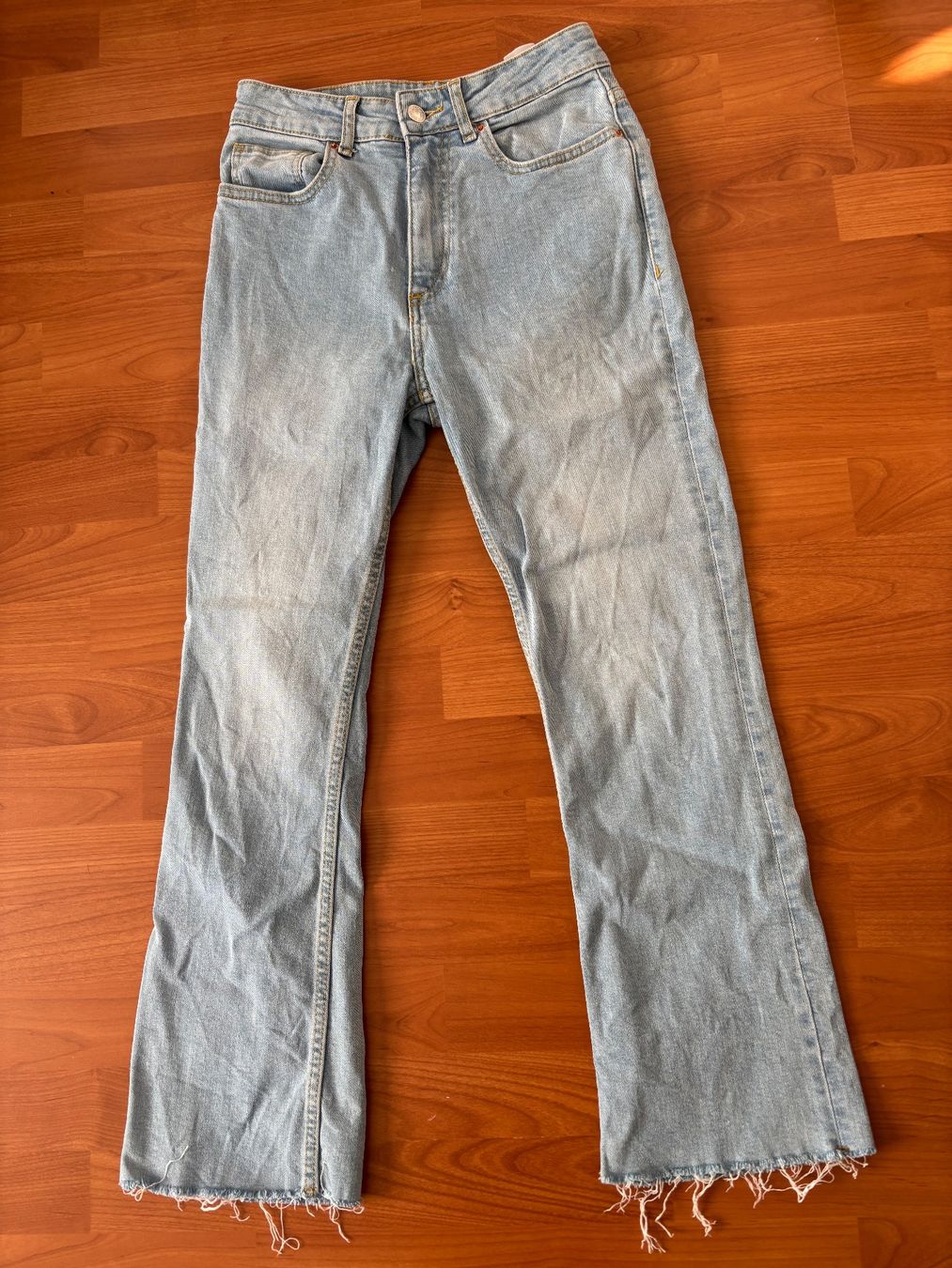 Jeans: Jeans Zebra 34 Flared cropped Hellblau – Usato da Balsthal venduto da Uroby 1