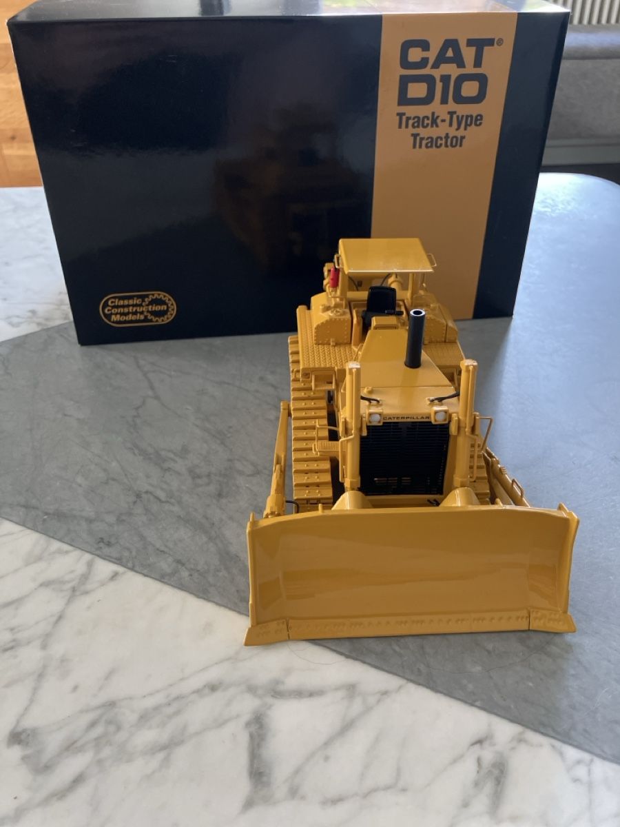 Caterpillar Modellbausätze & Standmodelle: CAT D10 Track-Type Tractor Modell mit Originalverpackung – Gebraucht aus Münchenbuchsee von Simk91 1