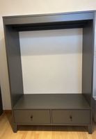 Offener Kleiderschrank mit 2 Schubladen und Kleiderstange