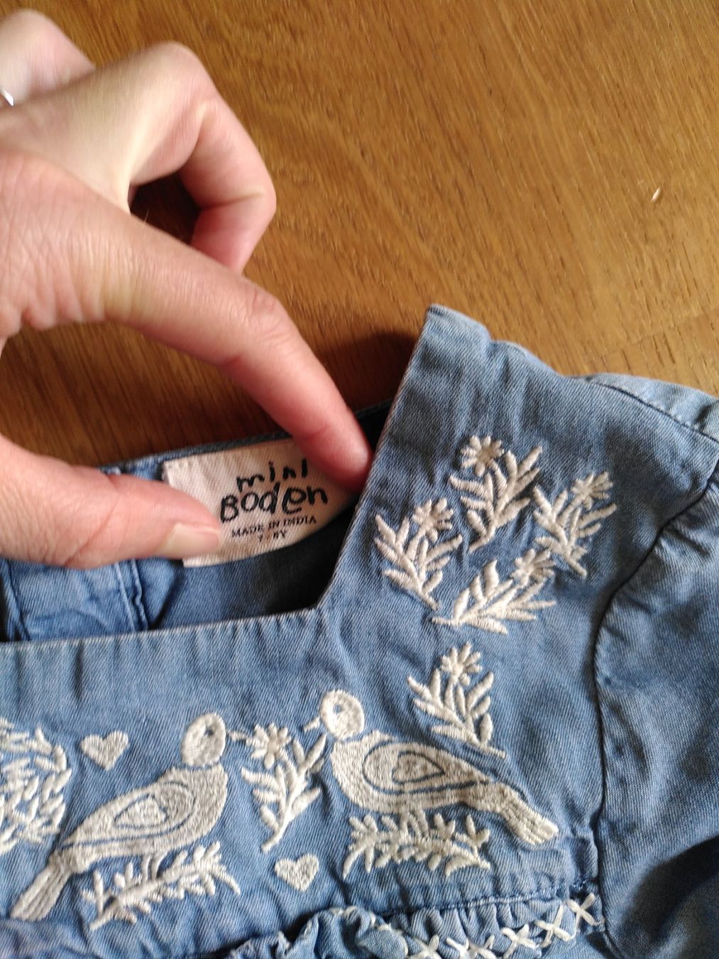 Mini Boden Camicette, T-shirt & Top: Mädchen Bluse Mini Boden blau bestickt Grösse 128 2-3y – Usato da Winterthur venduto da Jonatsch 1