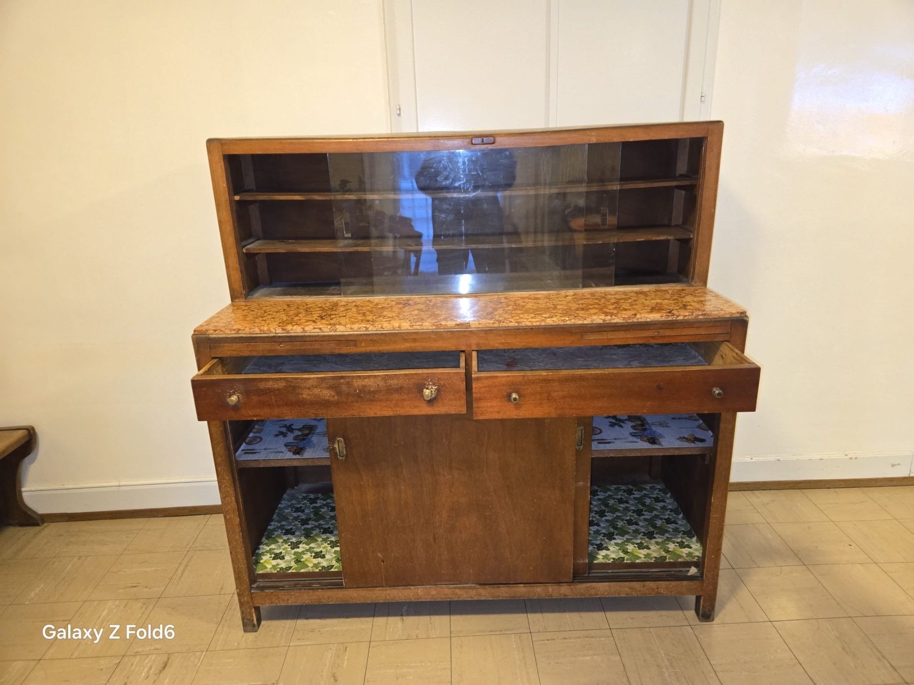 Cassettiere: Présentoir vitré sur "commode" + 2 tiroirs, 4portes. – Usato da Vevey venduto da cburgle